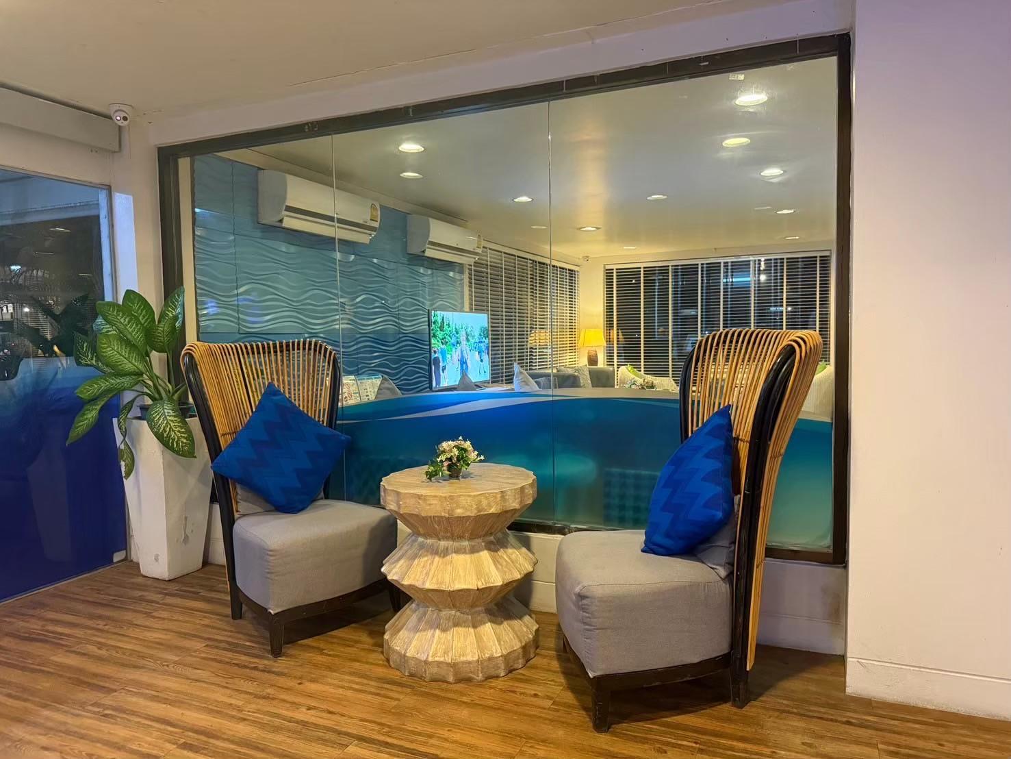 Blue Ribbon Club Lounge, Samui International, Thailand Blue Ribbon Club Lounge, Samui International, Thailand