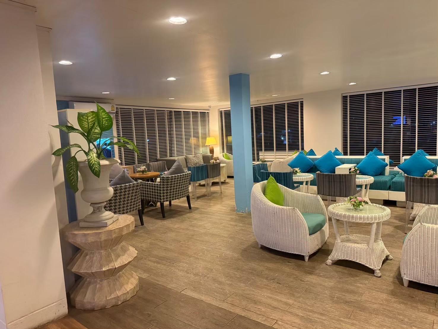 Blue Ribbon Club Lounge, Samui International, Thailand Blue Ribbon Club Lounge, Samui International, Thailand