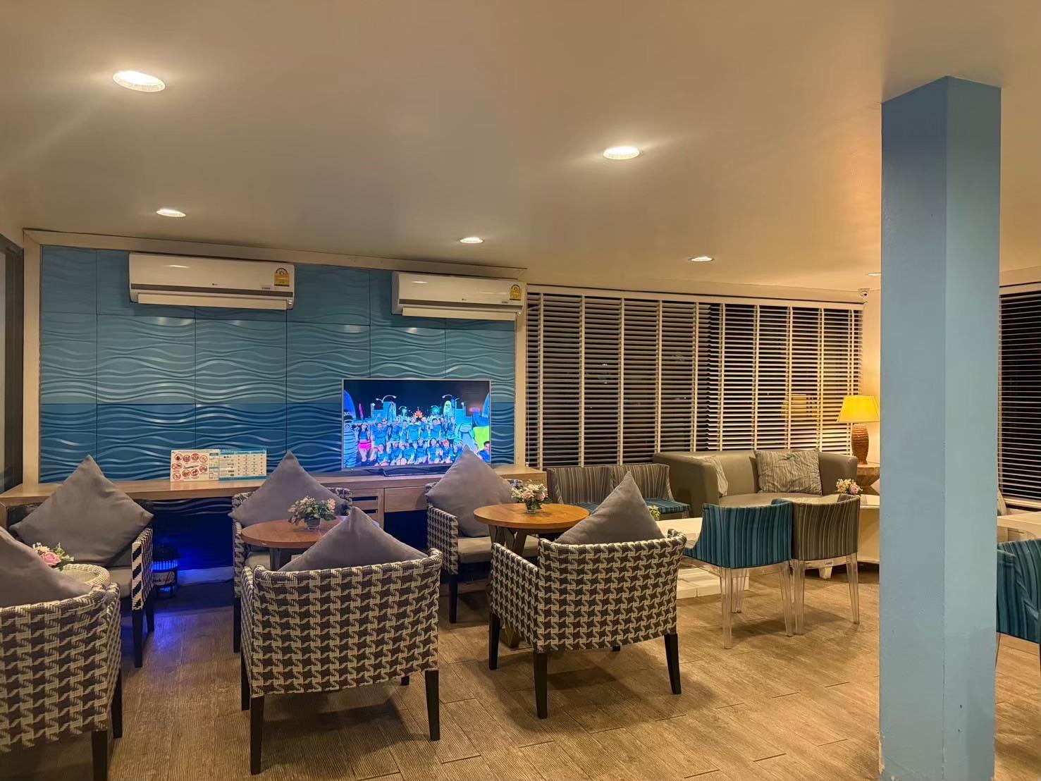 Blue Ribbon Club Lounge, Samui International, Thailand Blue Ribbon Club Lounge, Samui International, Thailand